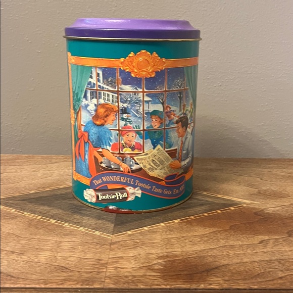 Vintage Christmas tootsie roll tin - Picture 4 of 6